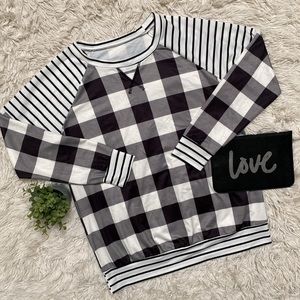 🎉HP🎉Boutique Buffalo Plaid & Striped LS Top 💗 Black & White